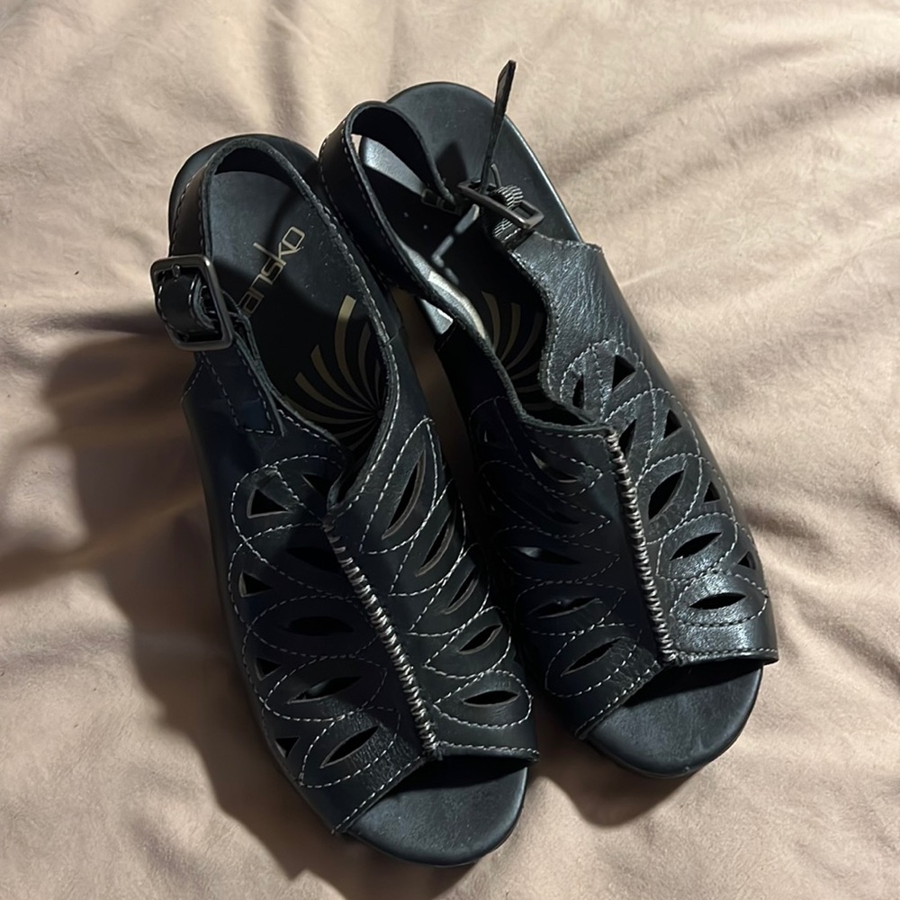 Dansko Rowena. Wood / leather sandal